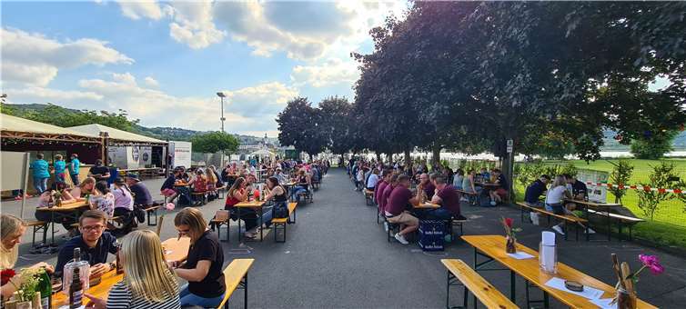 Kulturfest oder Kirmes? Auf dem Großparkplatz genossen zahlreiche Gäste bei bestem Wetter die Kirmes bzw. das Kulturfest. Foto: Tobias Hartzmann