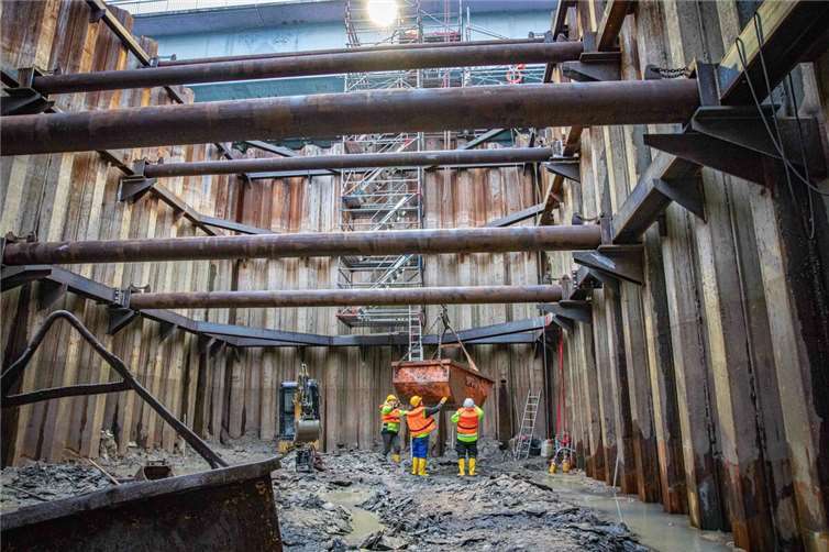 Auf dem Grund des Rheins laufen derzeit die Vorarbeiten für den Bau des ersten Stützpfeilers des Ersatzbaus der Pfaffendorfer Brücke. Fotos: Stadt Koblenz/Andreas Egenolf