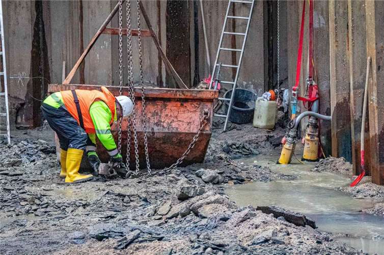 Auf dem Grund des Rheins laufen derzeit die Vorarbeiten für den Bau des ersten Stützpfeilers des Ersatzbaus der Pfaffendorfer Brücke. Mit Pumpen (rechts) wird das Restwasser aus dem Spundwandkasten befördert.