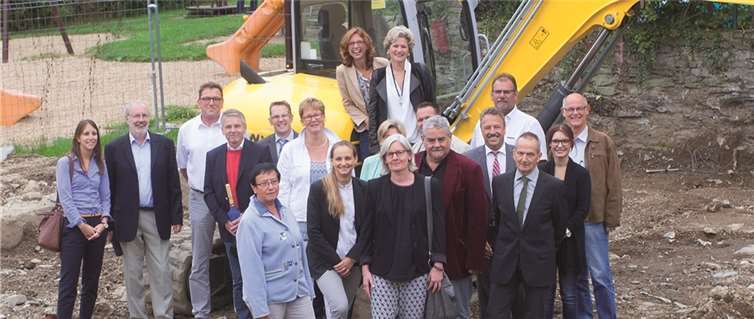 Auf dem Grundstück eines früheren Hotels soll ein Wohnprojekt für Senioren entstehen. Ministerin Sabine Bätzing-Lichtenthäler (hinten links auf dem Bagger stehend) besichtigte die Baustelle und ließ sich über den aktuellen Stand der Pläne informieren. WT
