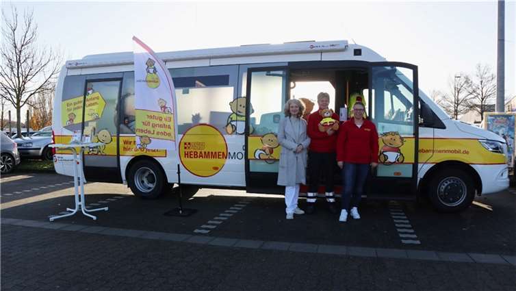 Auf dem Gruppenfoto zu sehen sind (v.l.): Lisa Schütte, Hebamme; Sandra Laudick, Rettungssanitäterin; Laura Aupke, Projektkoordinatorin ASB-Hebammenzentrale Münsterland und ASB-Hebammenmobil.Foto: ASB-Hebammenmobil
