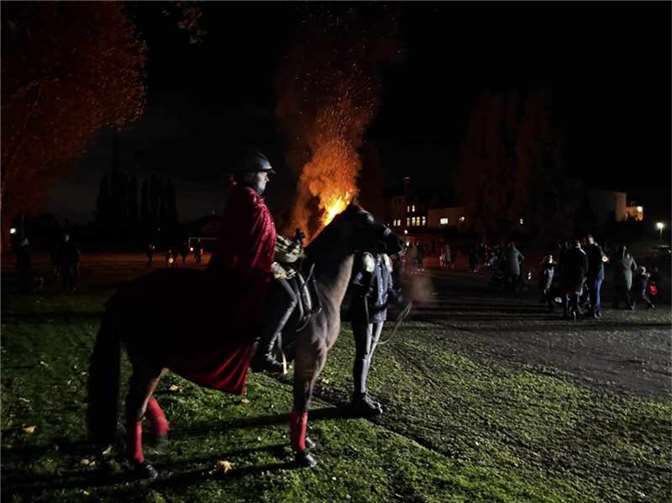 Auf dem Hartplatz brannte das Martinsfeuer. Foto: privat