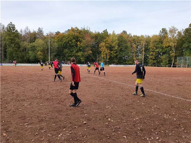 Auf dem Hartplatz in Flammersfeld erreichte die 1. Mannschaft ein 0:0 und bleibt somit weiter ungeschlagen.Foto: privat