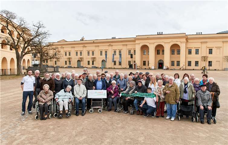 Auf dem Hof der Festung Ehrenbreitstein stellten sich die „555er“ mit Begleitpersonen und Vertretern der Spielvereinigung Horbach dem Fotografen.Sascha Ditscher