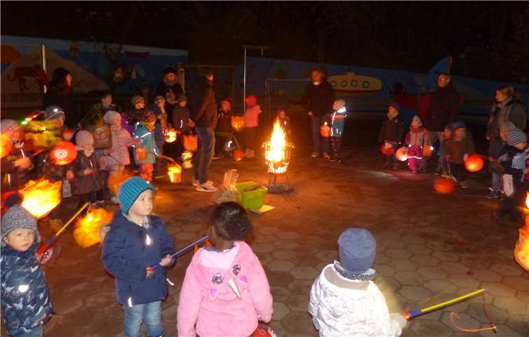 Auf dem Hof der Kita konnten die Kinder wenigstens ein kleines Martinsfest feiern. Foto: privat