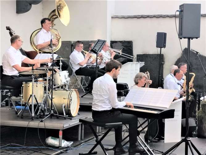 Auf dem Hof des Andernacher Stadtmuseums begeisterte das Jubilee Ballroom Orchestra das Publikum.  Foto: Dr. Seebert