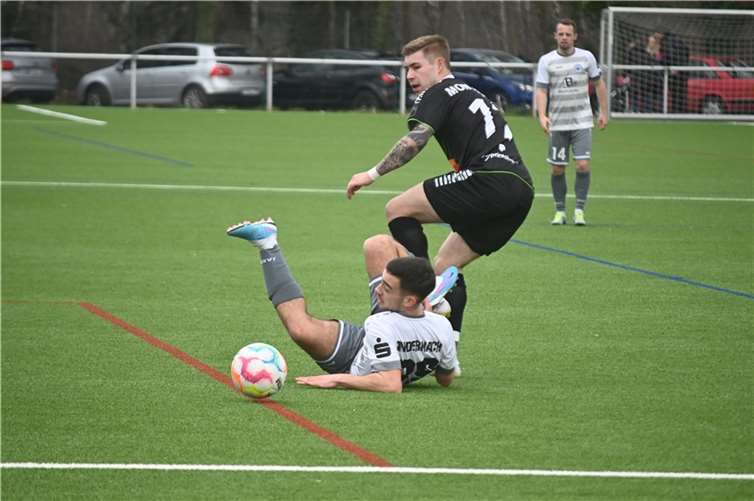 Auf dem Hosenboden landete der Andernacher Stürmer Gian Luca Dolon im Derby bei der SG Eintracht Mendig/Bell (rechts Tim Montermann) nur selten.  Fotos: SK