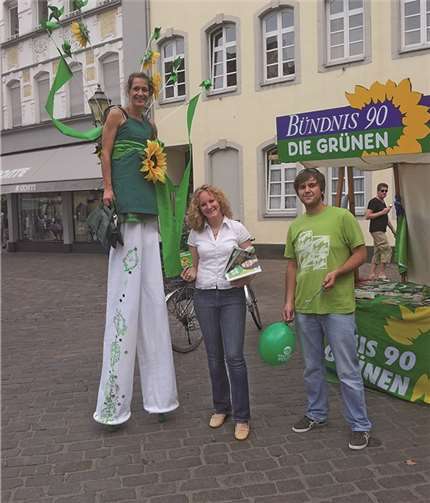 Auf dem Jesuitenplatz warb Stelzenläuferin Nadine für die Grünen. privat