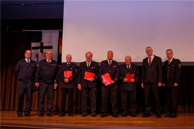 Auf dem Kameradschaftsabend der Freiwilligen Feuerwehr Rheinbach wurden unter anderem Kameraden für 50- und 60-jährige Mitgliedschaft geehrt (von links nach rechts): Jörg Kirchhartz (stv. Leiter d. Feuerwehr), Laurenz Kreuser (Leiter d. Feuerwehr), Hubert Zimmer, Viktor Holl, Lothar Brandenburger (alle 50 Jahre Mitgliedschaft), Gregor Kreuser (60 Jahre Mitgliedschaft), Ludger Banken (Bürgermeister Stadt Rheinbach), Dirk Engstenberg (Kreisbrandmeister). Foto: Foto: Feuerwehr Rheinbach.