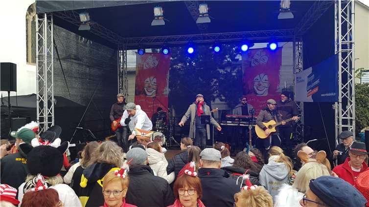 Auf dem Kapellenplatz gab die Gruppe „Erich & The Funky Moneyrollers“ aus Bitburg ein Open-Air-Konzert.