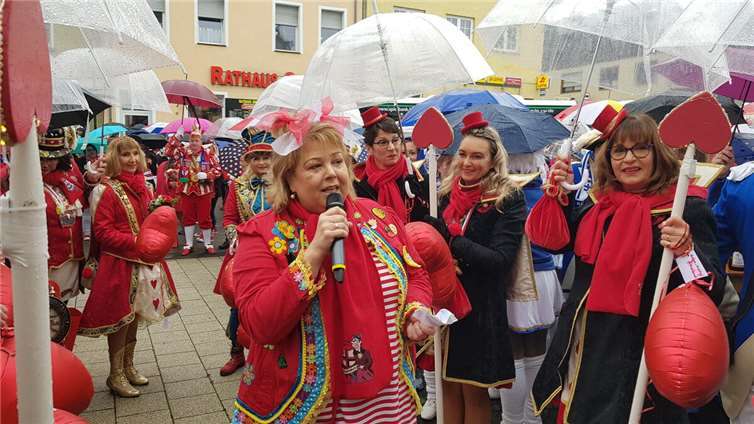 Auf dem Kapellenplatz wurde das Möhnenpaar samt dem Hofstaat durch Möhnen-Präsidentin Martina Niepagen begrüßt, die sodann auch kurzweilig durch das Bühnenprogramm führte. Fotos: KH