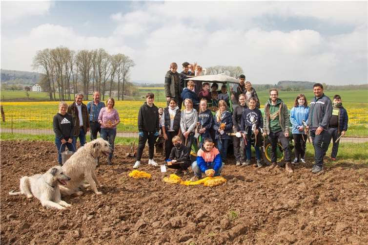 Auf dem Kartoffelacker der Familie Aller/Wiesenhof in Maxsain: Sandra Köster (Vorständin Wir Westerwälder), Landrat Achim Schwickert (Westerwaldkreis), Andreas und Annette Aller (Wiesenhof Maxsain), Schülerinnen und Schüler der Klasse 6b der IGS Selters, Kayhan Kaymak und Philipp Meud Kaymak (Klassenlehrer der 6b). Foto: privat