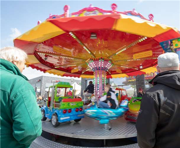Auf dem Kinderkarussell hatten die Jüngeren ihren Spaß.