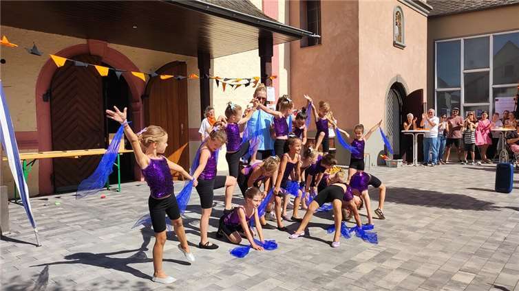 Kolpingsfamilie Urmitz feiert 100-jähriges Jubiläum Auf dem Kirchenvorplatz begeisterten die Örmser Dance Minis die Gäste mit ihrem Tanz.