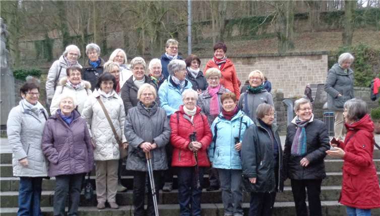 Auf dem Kirchenvorplatz warteten schon zahlreiche Frauen. privat