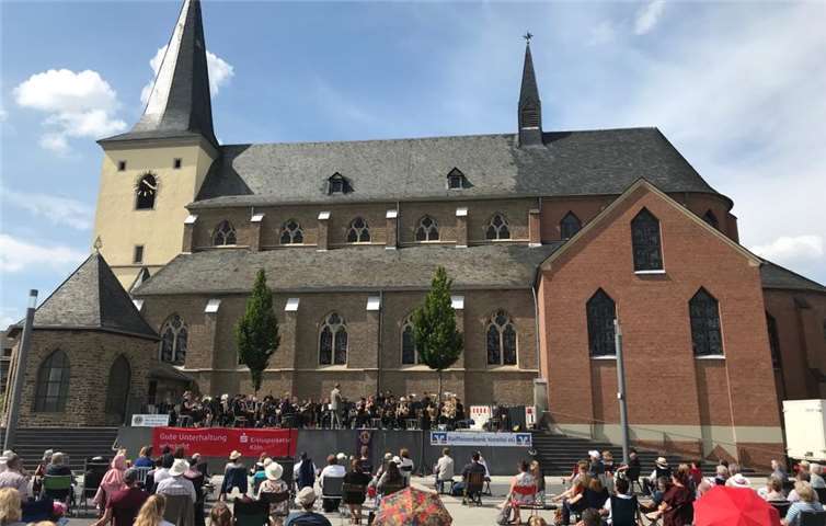 Auf dem Kirchplatz in Meckenheim gab das Symphonische Blasorchester „Tomburg Winds“ ein beeindruckendes Konzert. Foto: privat