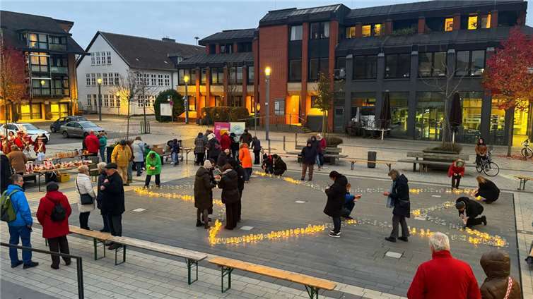 Auf dem Kirchplatz in Meckenheim wurden etliche Kerzen als Zeichen der Hoffnung für Menschen in Not in Deutschland und weltweit entzündet.