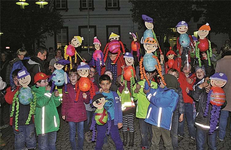 Auf dem Kirchplatz in Sinzig präsentierten die Kinder vor dem Zug ihre bunten Laternen. RÜ