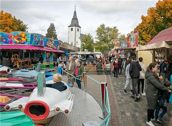 Auf dem Kirchplatz in Villip hatten die Junggesellen eine bemerkenswerte Kirmes organisiert.