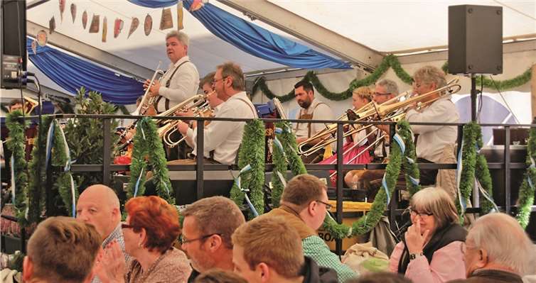 Auf dem Kirchplatz in der Altstadt feierten die Meckenheimer Stadtsoldaten ihr Oktoberfest in einem Riesenfestzelt. Die Wershofener Musikanten sorgten beim Sonntagsfrühschoppen für Stimmung.