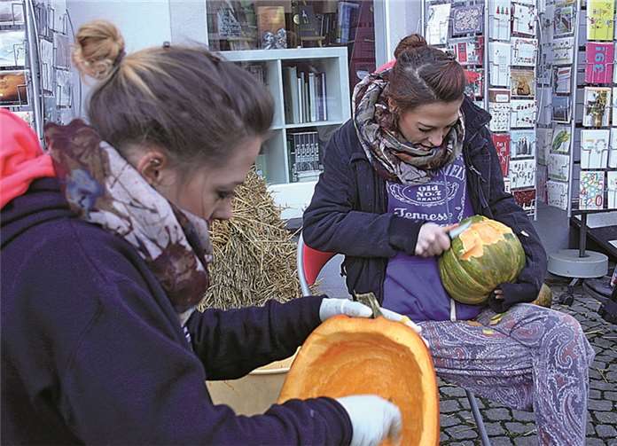 Auf dem Kirchplatz konnte man den Schwestern Sarah und Daria Nonn beim Schnitzen von Kürbismasken zusehen.