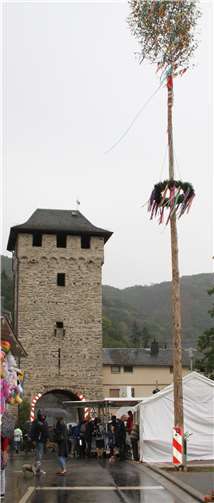 Auf dem Kirmesgelände trotzte man dem Regen und ließ sich vom Wetter nicht beirren.