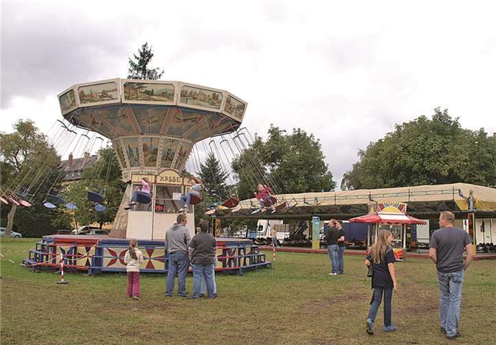 Auf dem Kirmesplatz in der Göbensiedlung drehte ein Kettenkarussell wie anno dazumal seine Runden.