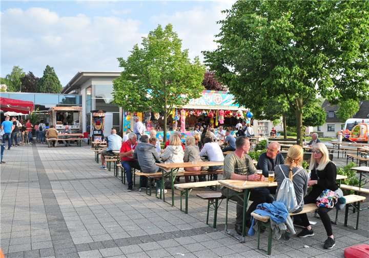 Auf dem Kirmesplatz verbrachten die Gäste ein paar fröhliche Stunden.Foto: J. Luecker (www.foto-shark.com)