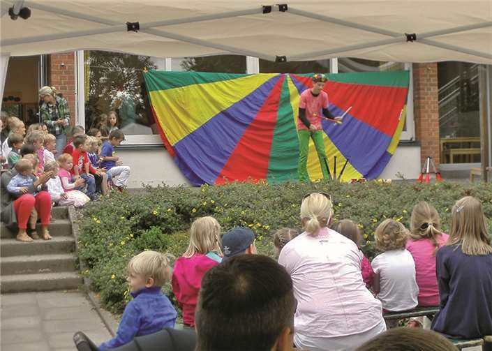 Auf dem Kita-Sommerfest zog Max Koch Jung und Alt in seinen Bann.privat