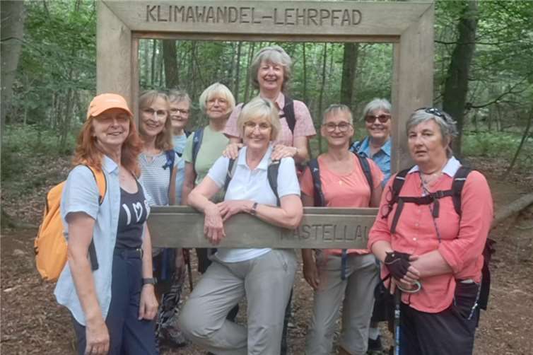 Auf dem Klimawandel-Lehrpfad erfuhren die Wanderinnen Wissenswertes über den Zustand des Waldes.  Fotos: privat