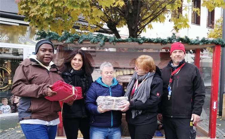 Auf dem Knuspermarkt kann man handgeschöpftes Papier und andere selbst hergestellte Geschenke kaufen.Foto:HTZ