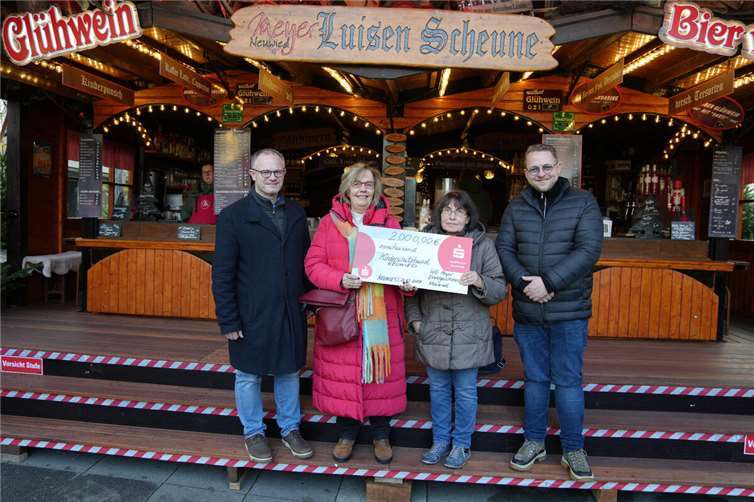 Auf dem Knuspermarkt nahmen Gabriele Geiger (2. von links) und Franziska Wolf (3. von links) die Spenden aus den Händen von Oberbürgermeister Jan Einig (links) und Philipp Meyer (rechts) entgegen. Foto: Lena Geisler