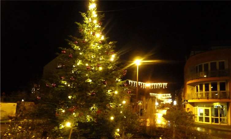 Auf dem Kreisel Sohler Weg - Dierdorfer Straße erstrahlt wieder ein stattlicher Weihnachtsbaum. privat
