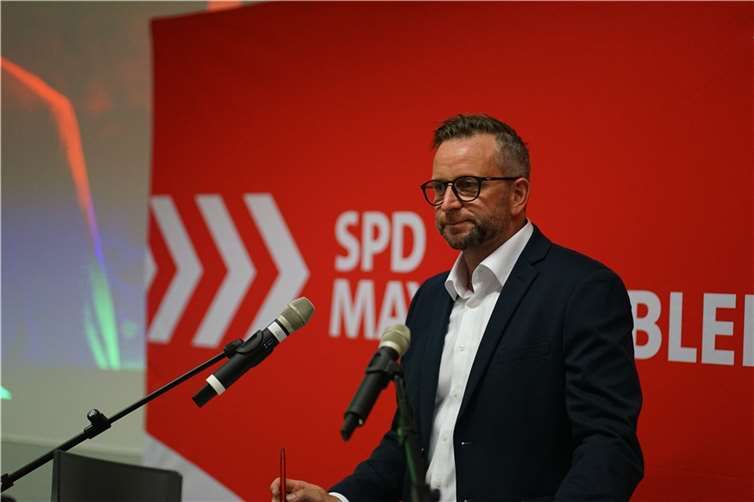 Auf dem Kreisparteitag erläutert Landratskandidat Marko Boos der SPD-Basis seine Ziele.