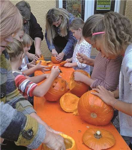 Auf dem Kürbisfest können Kinder Kürbis-Schnitzkurse besuchen. Privat