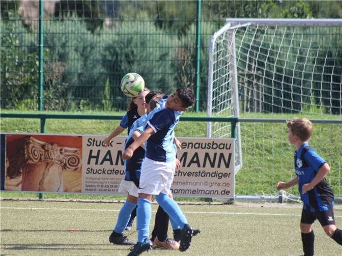Auf dem Kunstrasen am Kripper Querweg wurde um jeden Ball gekämpft.