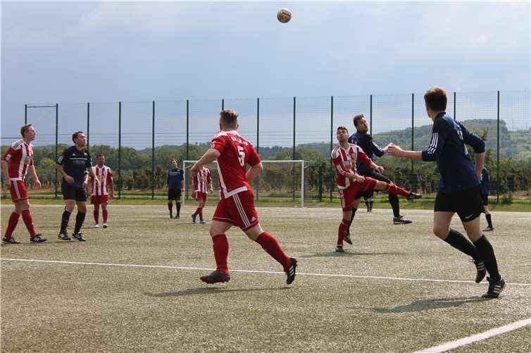 Auf dem Kunstrasenplatz blieb es in der ersten Hälfte ein Kopf an Kopf Rennen.