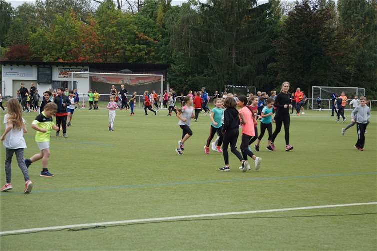 Auf dem Kunstrasenplatz im Mendiger Stadion fand der Sponsorenlauf der Grundschule Pfarrer-Bechtel statt. Fotos: privat