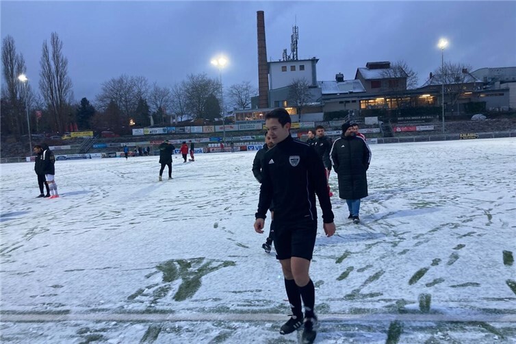 Auf dem Kunstrasenplatz in Mendig ging wegen starken Schneefalls nichts mehr: Schiedsrichter Jan Schmidt brach die Partie folgerichtig ab. Foto: SK
