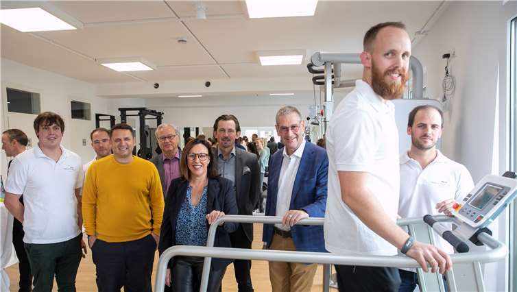 Auf dem Laufband gab Studioleiter Christoph Röhrig das Tempo vor bei der Eröffnung des neuen Fitnessstudios von dmt. Medical Fitness in Bad Neuenahr.Fotos: JOST