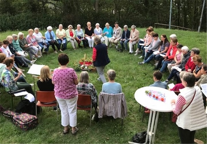 Auf dem Linzer Kaiserberg wurde zusammen gebeten, gesungen und gefeiert. Foto: privat