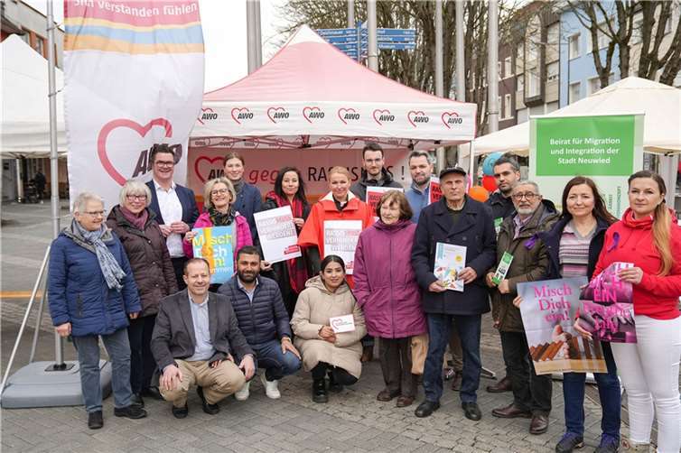 Auf dem Luisenplatz informierten die Fachleute für Migration und Integration zu ihren Angeboten und luden zum Dialog ein. Auch Bürgermeister Peter Jung (3. von links) und die städtische Integrationsbeauftragte Dilorom Jacka (2. von rechts) suchten das Gespräch mit den Bürgerinnen und Bürgern.  Foto: Stadt Neuwied/Maxie Meier