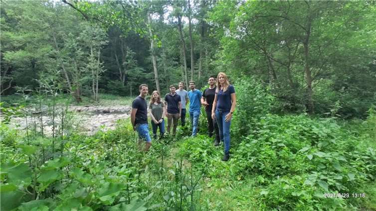 Auf dem Maifeld informierten sich die Studierenden über gelungene Bachrenaturierungen.Foto: VG Maifeld