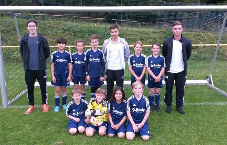 Auf dem Mannschaftsbild hinten v.li. Trainer Jan Sonne, Muaid Algawari, Leon Pitsch, Trainer Christian Staaden, Ben Trczensky, Mario Nowak, Trainer David Roos und vorne v.li. Leopold Gipp, Linus Kaiser, Ela Kökusari und Moritz Schneider. Es fehlen: Elias Falk und Tim Oster.