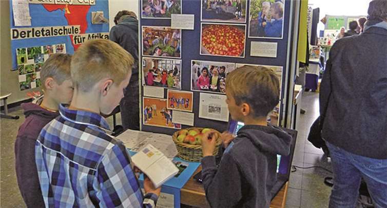 Auf dem Markt der Möglichkeiten konnten alle Schulen ihre Ideen präsentieren. Auch die KGS reiste mit Lehrerinnen und Schülern an und erklärte, was sich hinter dem Slogan „Eine Schule läuft“ verbirgtprivat