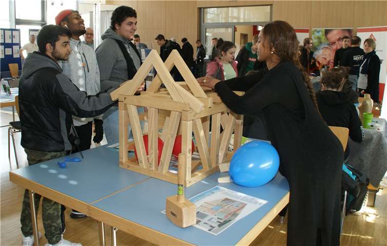Auf dem Markt der Möglichkeiten präsentieren Schülerinnen und Schüler Handlungsprodukte aus dem Unterricht. Darüber hinaus werden Ausbildungsberufe und Schulformen vorgestellt Foto: privat