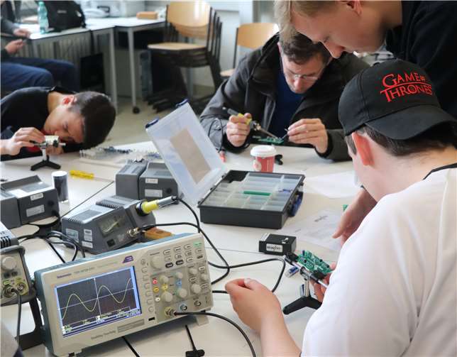 Auf dem Markt der Möglichkeiten präsentierten Schülerinnen und Schüler Handlungsprodukte aus dem Unterricht. Darüber hinaus wurden Ausbildungsberufe und Schulformen vorgestellt.