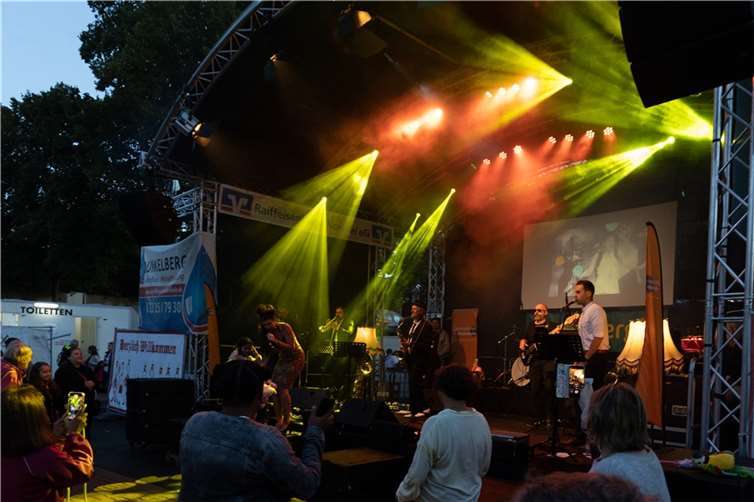 Auf dem Marktplatz, dem Kirchplatz und der Hauptstraße spielte am Wochenende im wahrsten Sinne des Wortes die Musik. Fotos: CEW
