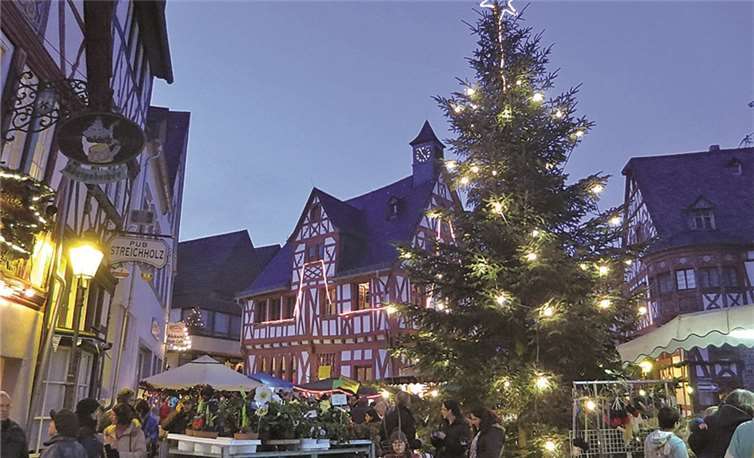 Auf dem Marktplatz herrscht weihnachtliches Treiben in historischem Ambiente. Privat