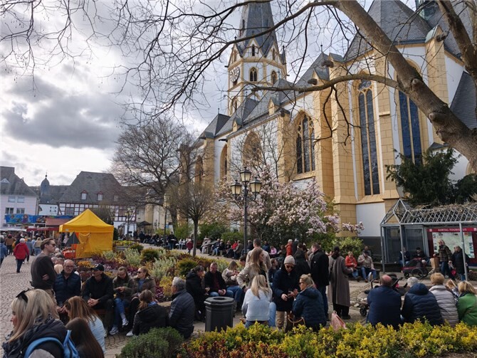 Auf dem Marktplatz in Ahrweiler waren am Sonntag freie Plätze Mangelware.  Fotos: DU